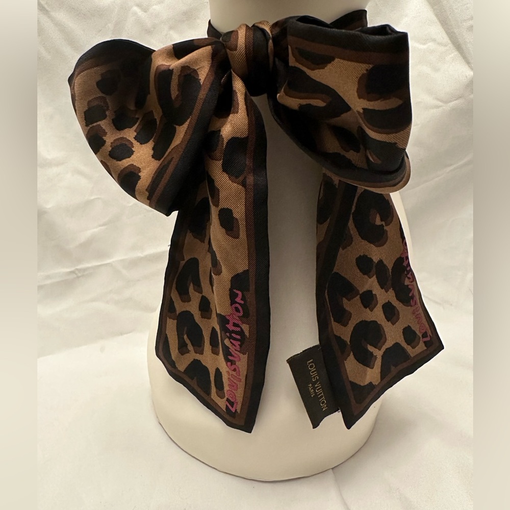 100% Authentic LOUIS VUITTON Leopard LV World Twilly Scarf